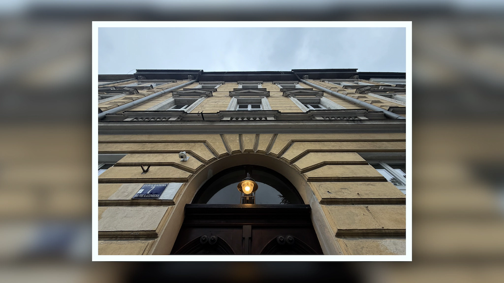 W razie potrzeby można też postawić na ręczne ustawienia, szczególnie, że nowy frontowy aparat oferuje większy kąt widzenia, co daje już naprawdę ciekawą perspektywę. A i same zdjęcia są nieco bogatsze w szczegóły, niż te rejestrowane przez ubiegłoroczne modele Pro. Jak na razie najbardziej doceniłem tę funkcję podczas rozmów wideo.